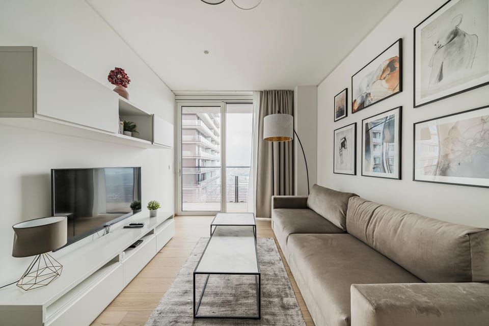 TV and multimedia, Living room, Seating area, Evening entertainment