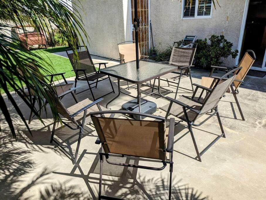 Patio, Day, Seating area, sunbed