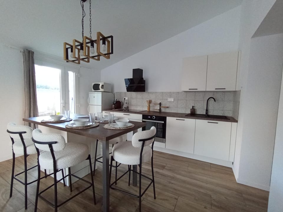 Coffee/tea facilities, Kitchen or kitchenette, Dining area, microwave, stove