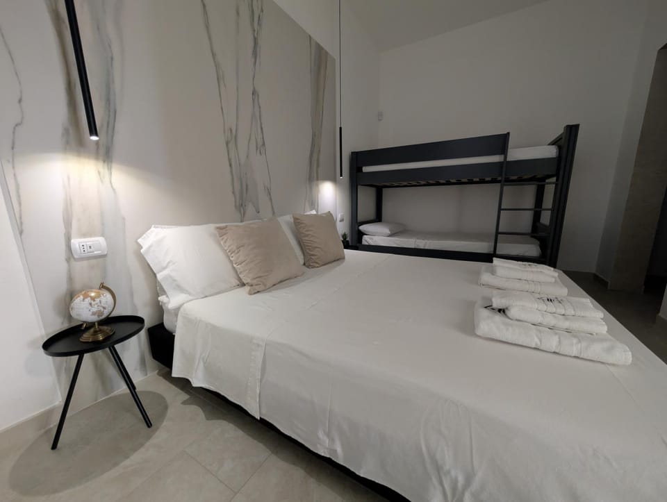 Bedroom, bunk bed