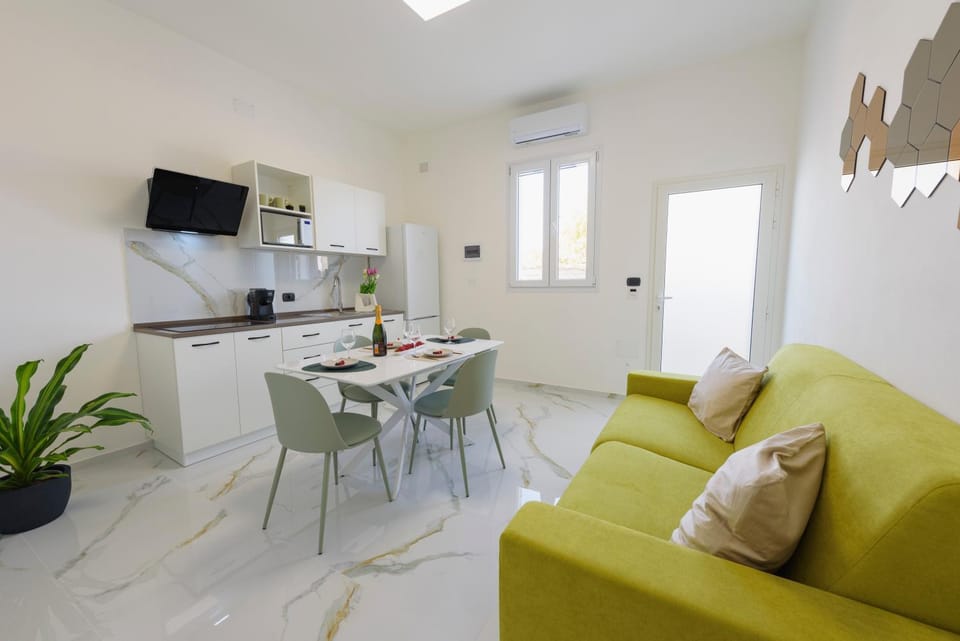 TV and multimedia, Kitchen or kitchenette, Living room, Seating area, Dining area