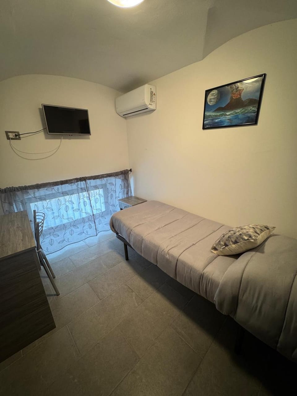 Bed, TV and multimedia, Photo of the whole room, Evening entertainment, Bedroom, air conditioner