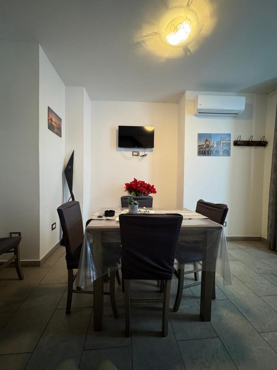 Communal lounge/ TV room, TV and multimedia, Living room, Seating area, Dining area, Evening entertainment