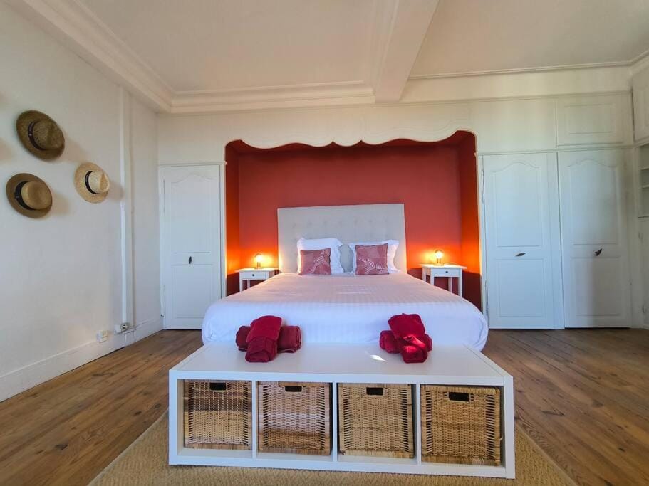 Maison exceptionnelle le Peyret -Vue Pyrenées-Jardin-Piscine Villa in Nouvelle-Aquitaine