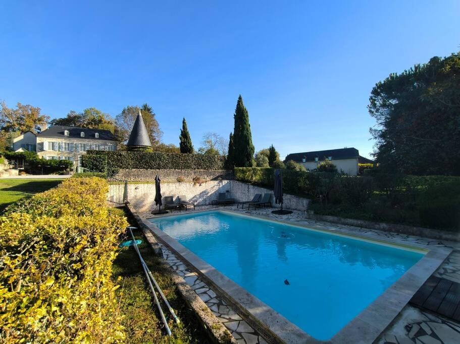 Maison exceptionnelle le Peyret -Vue Pyrenées-Jardin-Piscine Villa in Nouvelle-Aquitaine