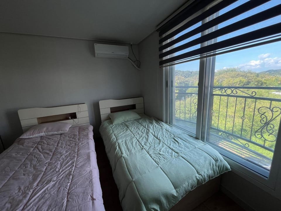 Bed, Bedroom, air conditioner