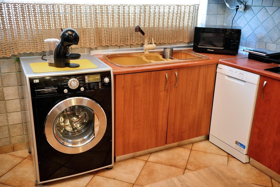 Coffee/tea facilities, Kitchen or kitchenette, dishwasher, washing machine