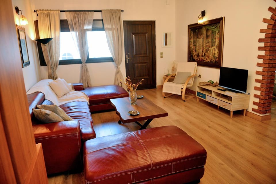 TV and multimedia, Living room, Seating area, Evening entertainment