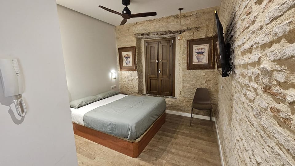 Bed, TV and multimedia, Photo of the whole room, Bedroom