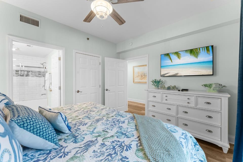 Modern Resort Condo! Gulf Views & Amenities Galore! presented by Dolce Vita Getaways! Apartment in Panama City Beach