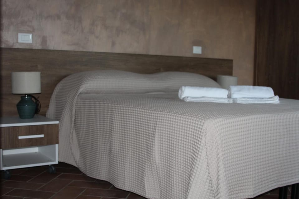 Bed, Bedroom, internet, minibar, towels