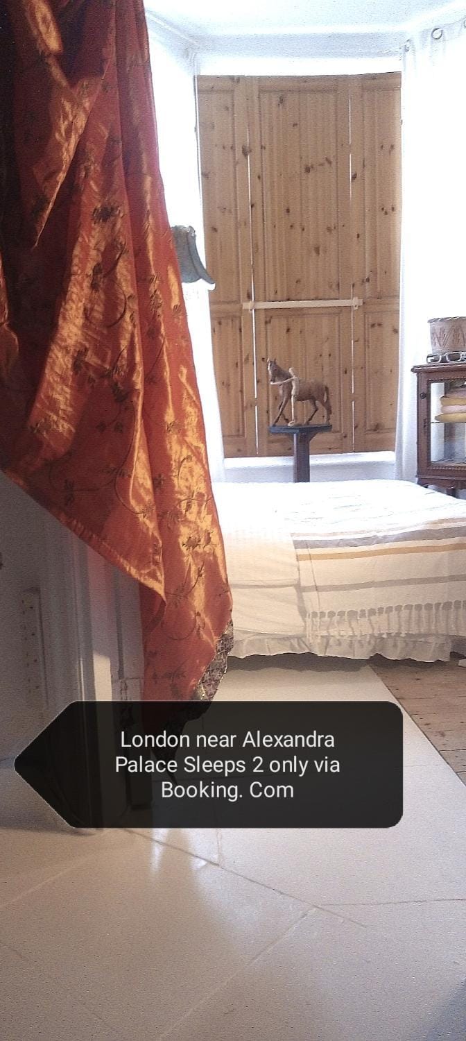 Shower, Property building, Bed, Neighbourhood, Kitchen or kitchenette, Bedroom, On site, Parking, oven, towels, kitchen