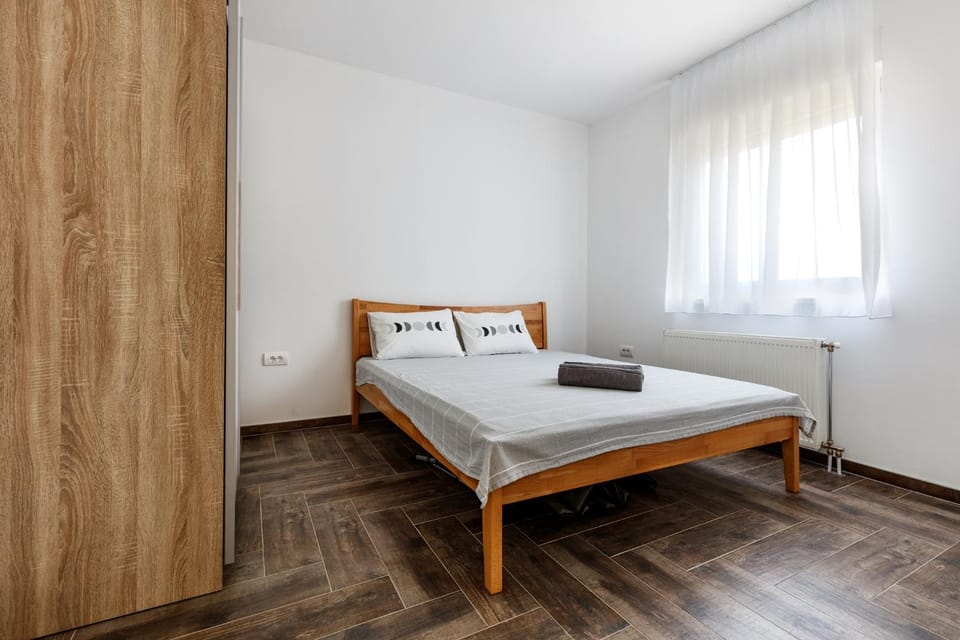 Bed, towels
