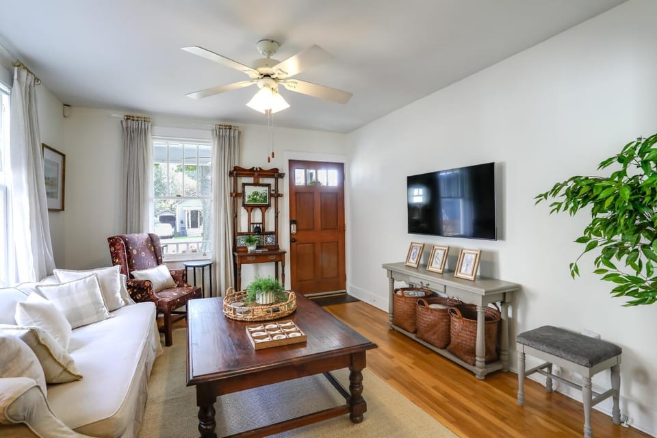 4 Mi to Dtwn: Baton Rouge Bungalow w/ Private Yard House in Baton Rouge