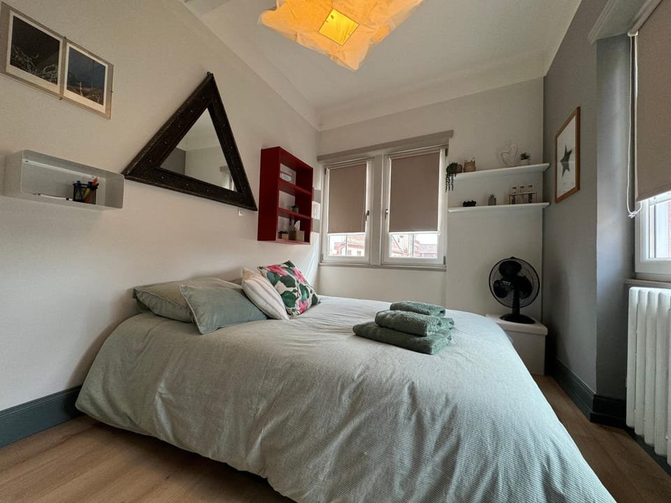 Bed, Photo of the whole room, Bedroom, towels