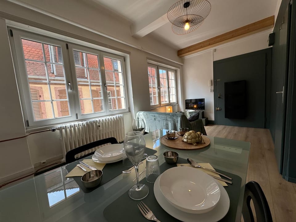 TV and multimedia, Living room, Seating area, Dining area