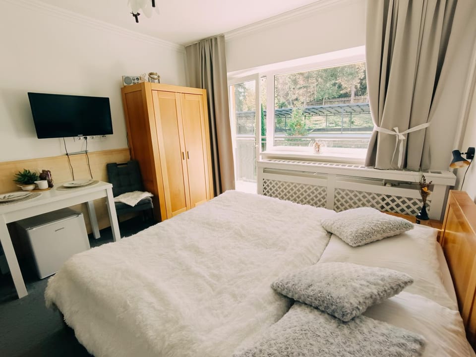 Communal lounge/ TV room, TV and multimedia, Photo of the whole room, Bedroom, wardrobe
