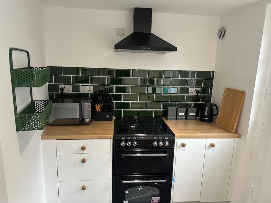 Coffee/tea facilities, Kitchen or kitchenette, stove, toaster