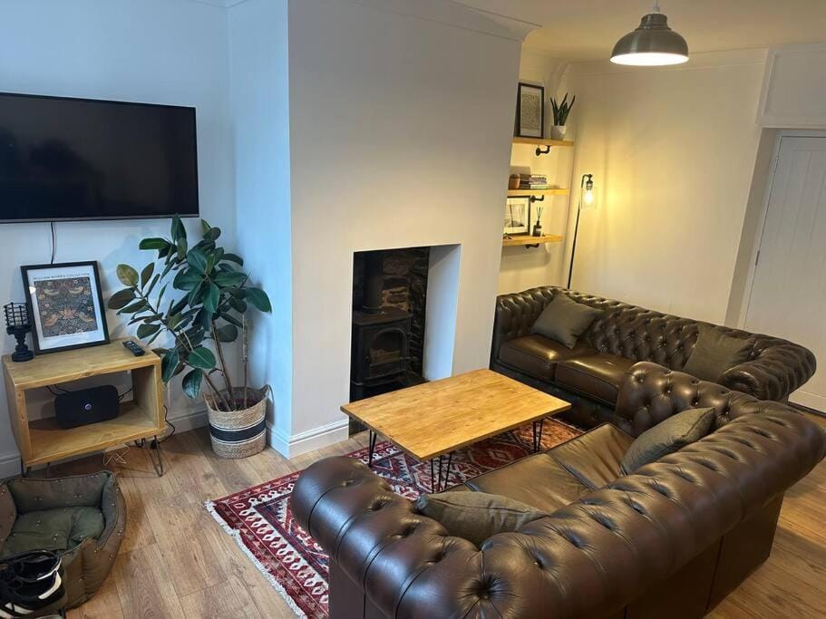 Communal lounge/ TV room, TV and multimedia, Living room, Seating area, Evening entertainment