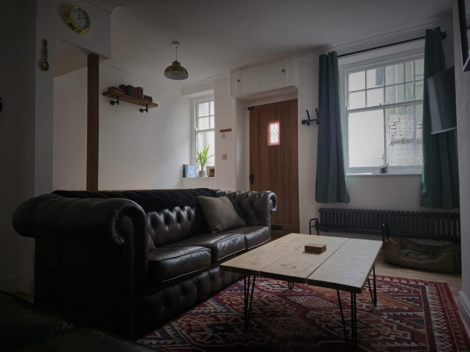 Charming newly renovated 3 bed cottage in Brecon town with private garden & pets welcome House in Brecon