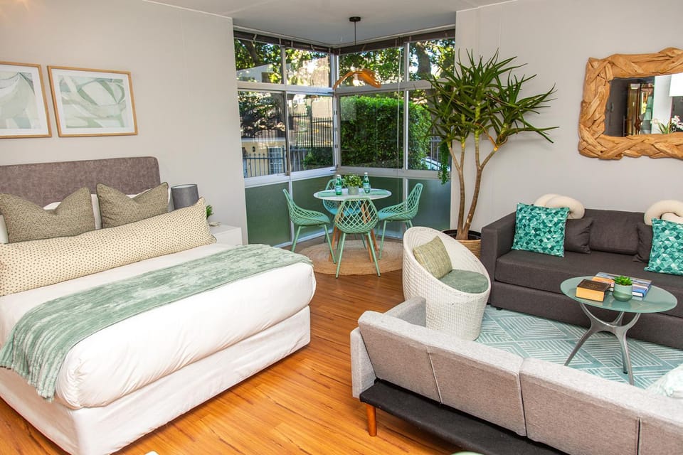 Bed, Living room, Photo of the whole room, Seating area, Bedroom