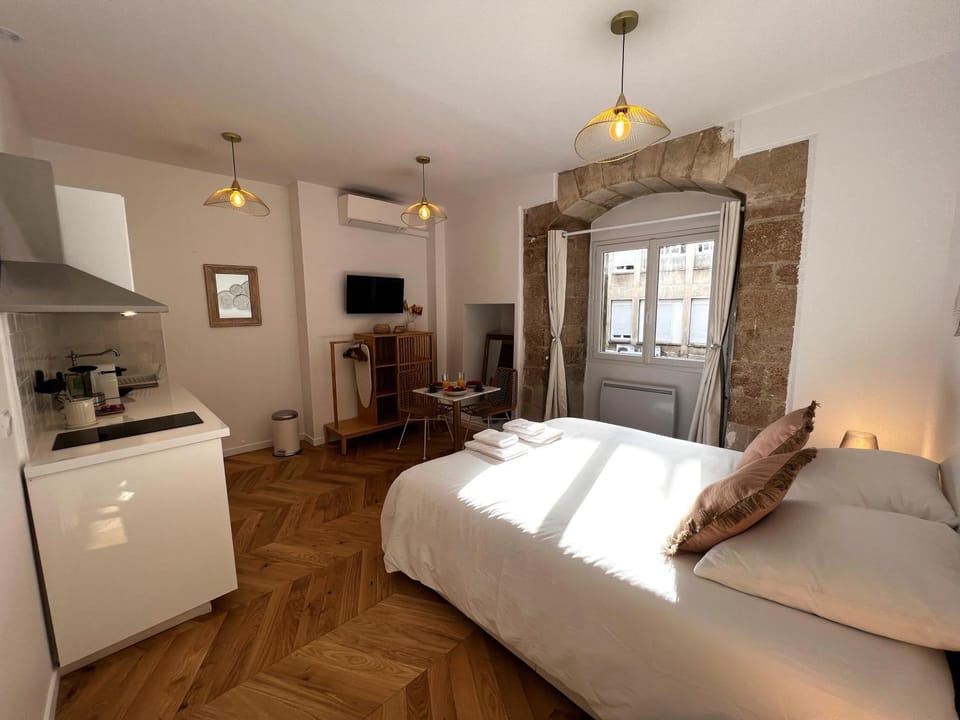 Bed, TV and multimedia, Kitchen or kitchenette, Photo of the whole room, Bedroom, towels, air conditioner