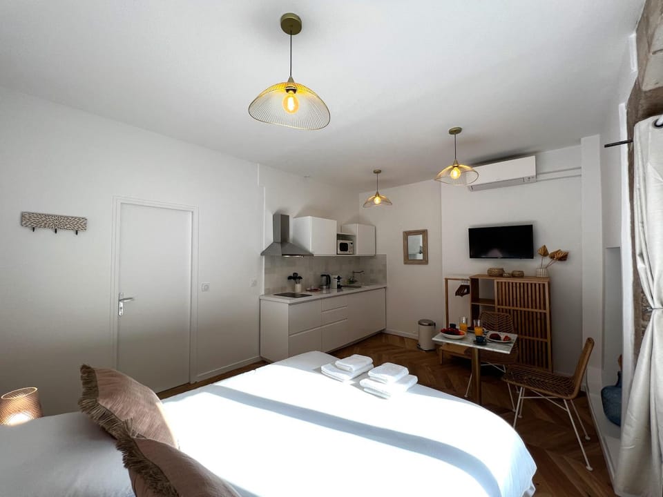 Bed, TV and multimedia, Kitchen or kitchenette, Living room, Photo of the whole room, Seating area, wardrobe, air conditioner