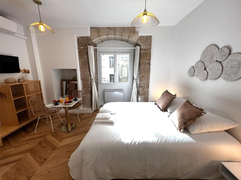 Bed, TV and multimedia, Photo of the whole room, Seating area, Bedroom