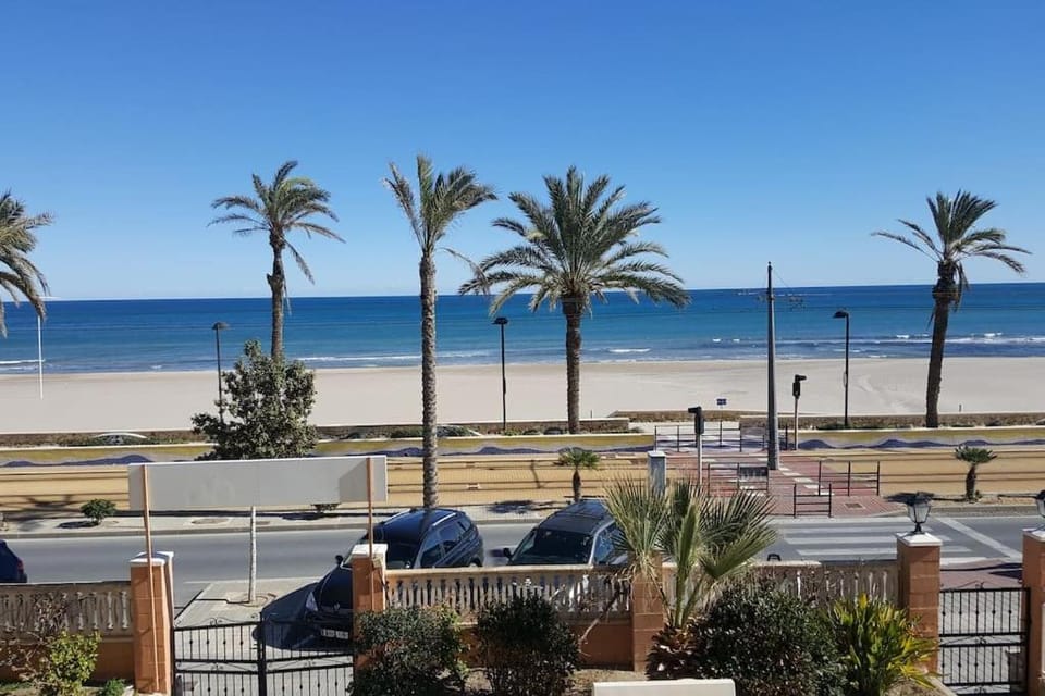 Playa primera linea Sunny in front of the sea Apartment in Alicante