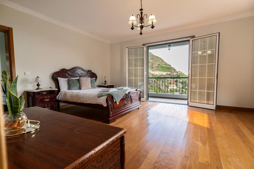 Bed, Natural landscape, View (from property/room), Balcony/Terrace, Photo of the whole room, Bedroom, Mountain view