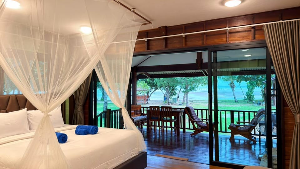 Property building, Bed, View (from property/room), Balcony/Terrace, Photo of the whole room, Bedroom, Sea view