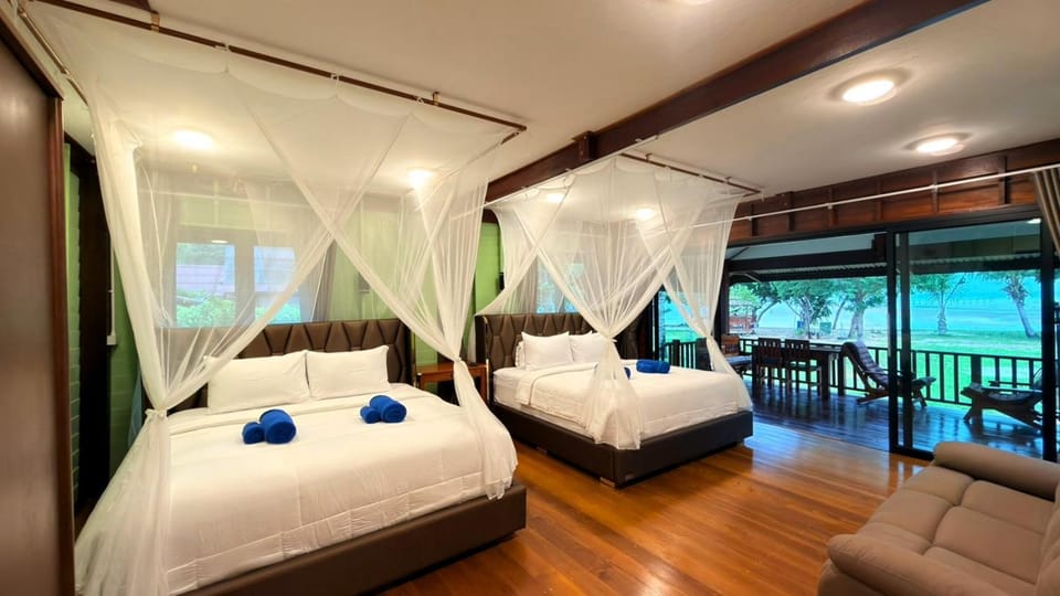 Bed, View (from property/room), Living room, Photo of the whole room, Seating area, Bedroom, Sea view, towels