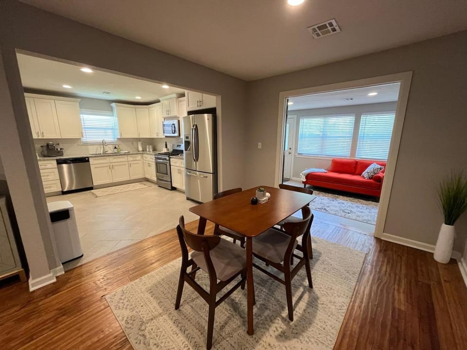 Rt 66 Fairgrounds Retreat by Tulsa Getaways House in Tulsa