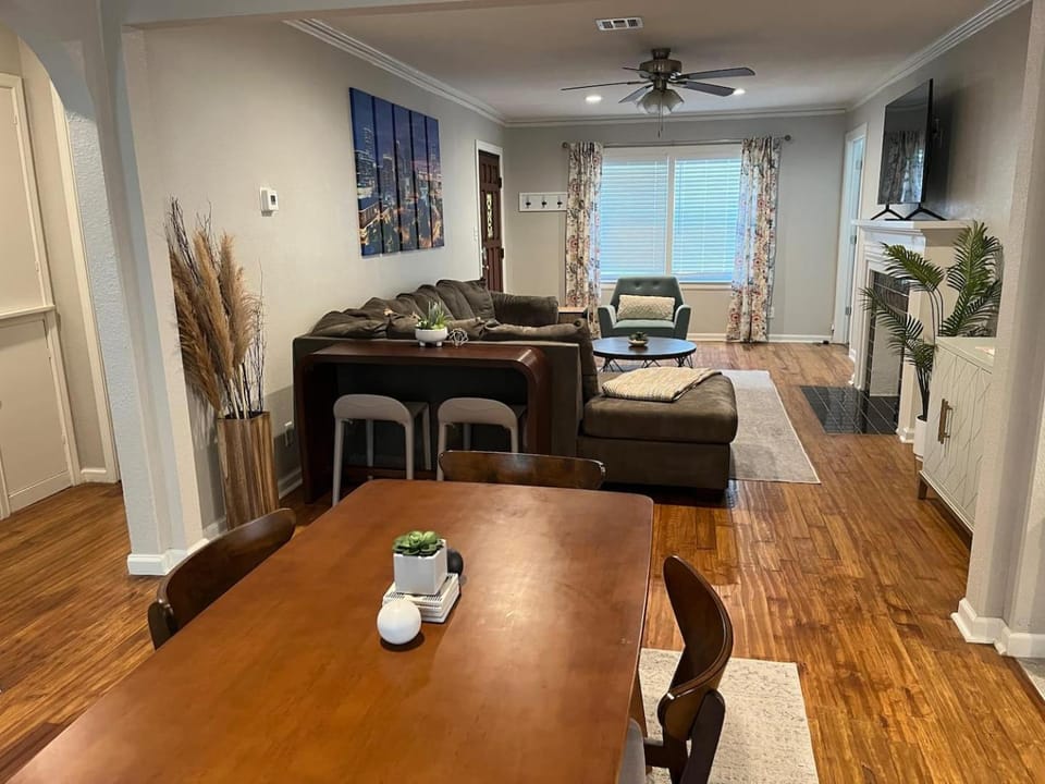 Rt 66 Fairgrounds Retreat by Tulsa Getaways House in Tulsa