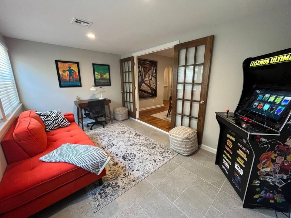 Rt 66 Fairgrounds Retreat by Tulsa Getaways House in Tulsa