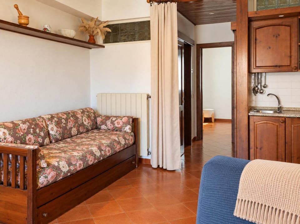 Bed, Kitchen or kitchenette, Living room, Dining area