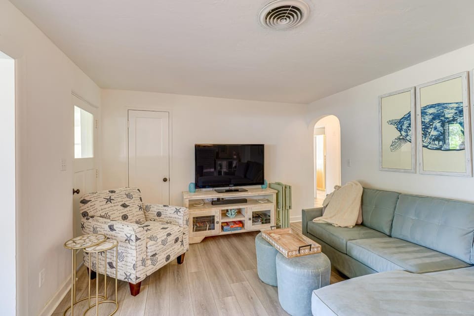 5 Mi to Vero Beach Vintage Home with Sauna and Grill! House in Vero Beach