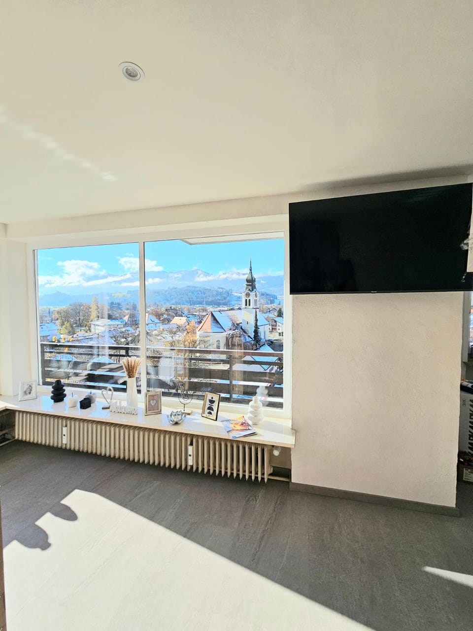Communal lounge/ TV room, TV and multimedia, City view