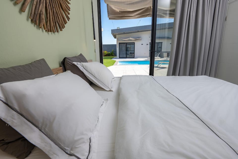 Bed, Bedroom, Swimming pool