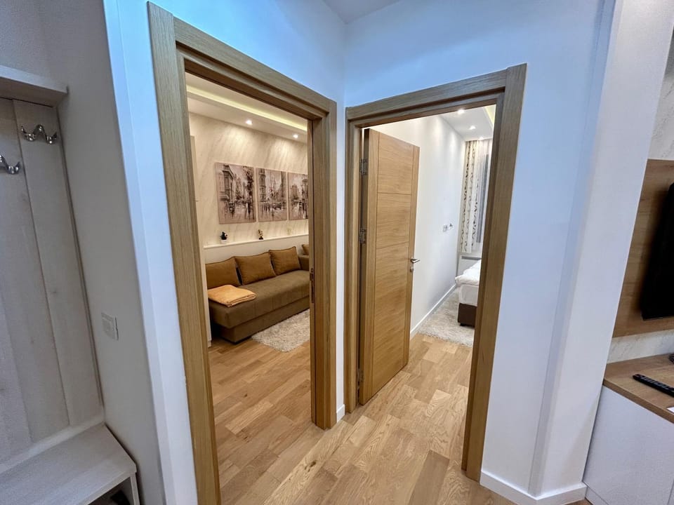 Bed, TV and multimedia, Living room, Photo of the whole room, Seating area, Bedroom, wardrobe