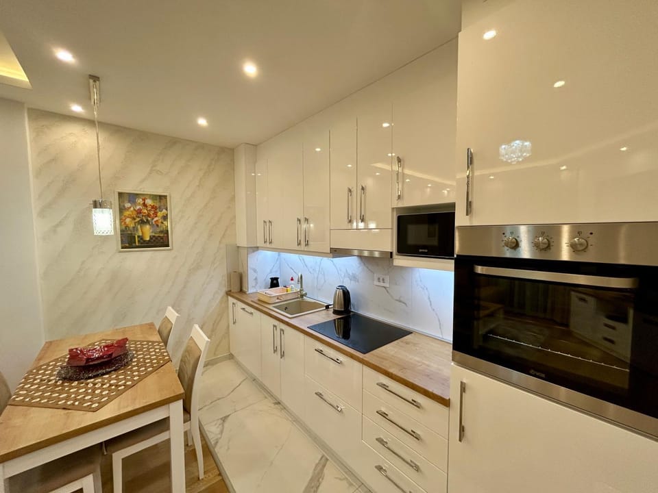 Kitchen or kitchenette, Dining area, microwave, oven, stove