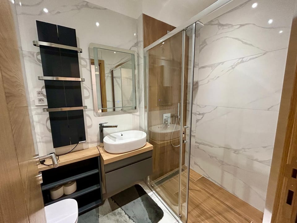 Shower, Toilet, Bathroom, Bath, towels