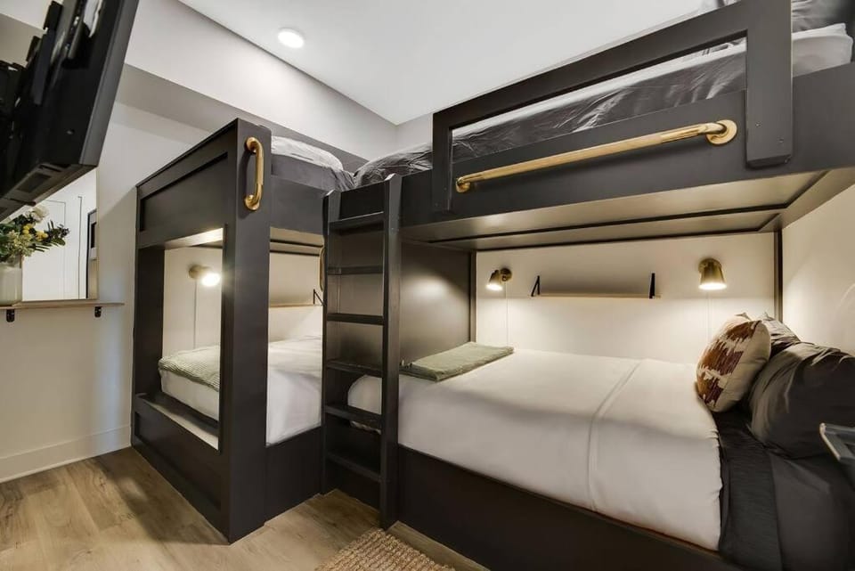 Bedroom, bunk bed