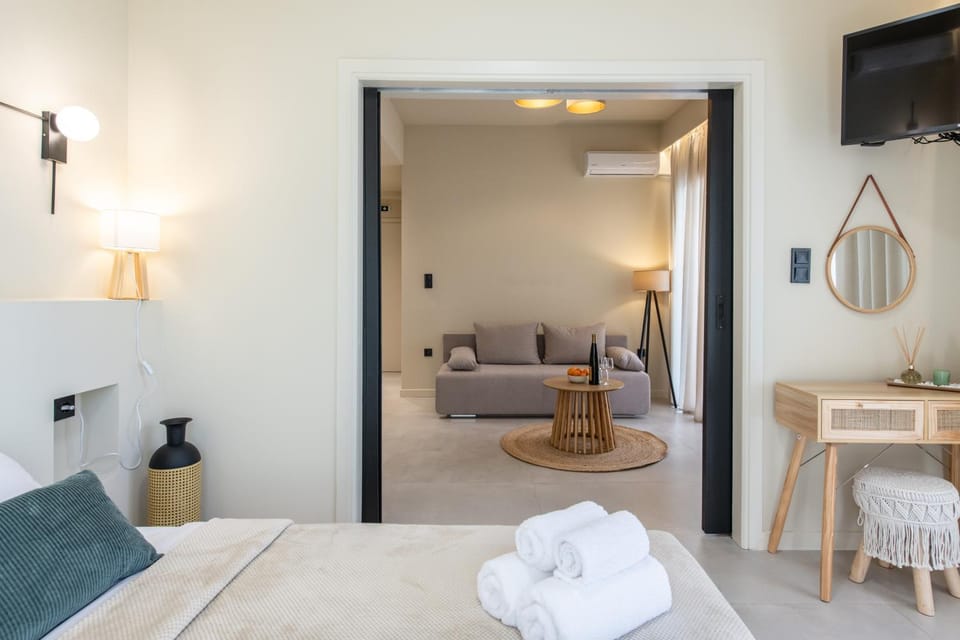 Bed, TV and multimedia, Living room, Seating area, Bedroom