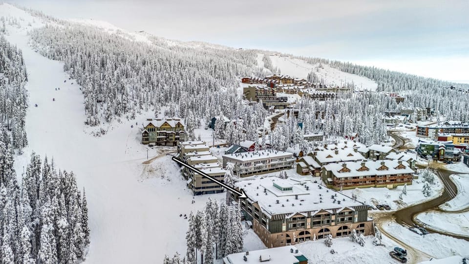 Winter Escape On Perfection - Ski In Out, Pool & Hot Tub Apartment in British Columbia