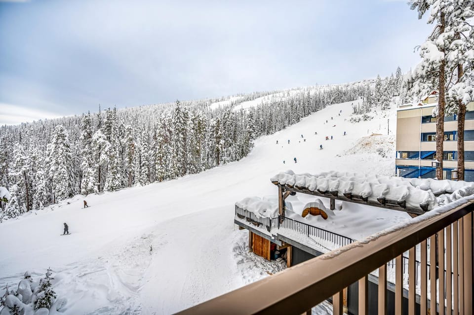 Winter Escape On Perfection - Ski In Out, Pool & Hot Tub Apartment in British Columbia