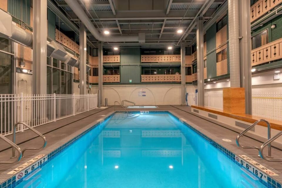 Winter Escape On Perfection - Ski In Out, Pool & Hot Tub Apartment in British Columbia