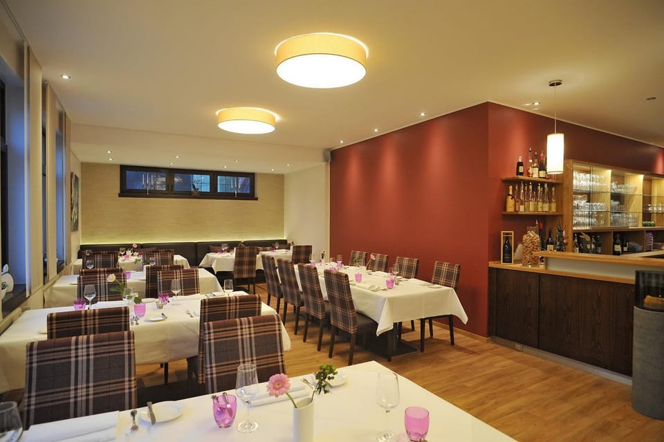 Restaurant/places to eat, Restaurant/places to eat