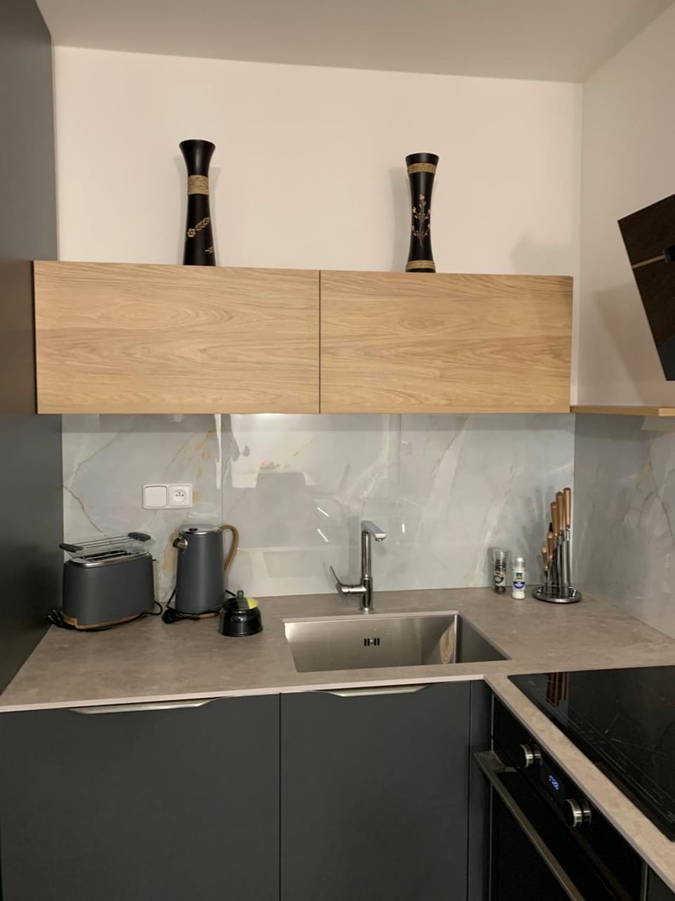Coffee/tea facilities, Kitchen or kitchenette, stove
