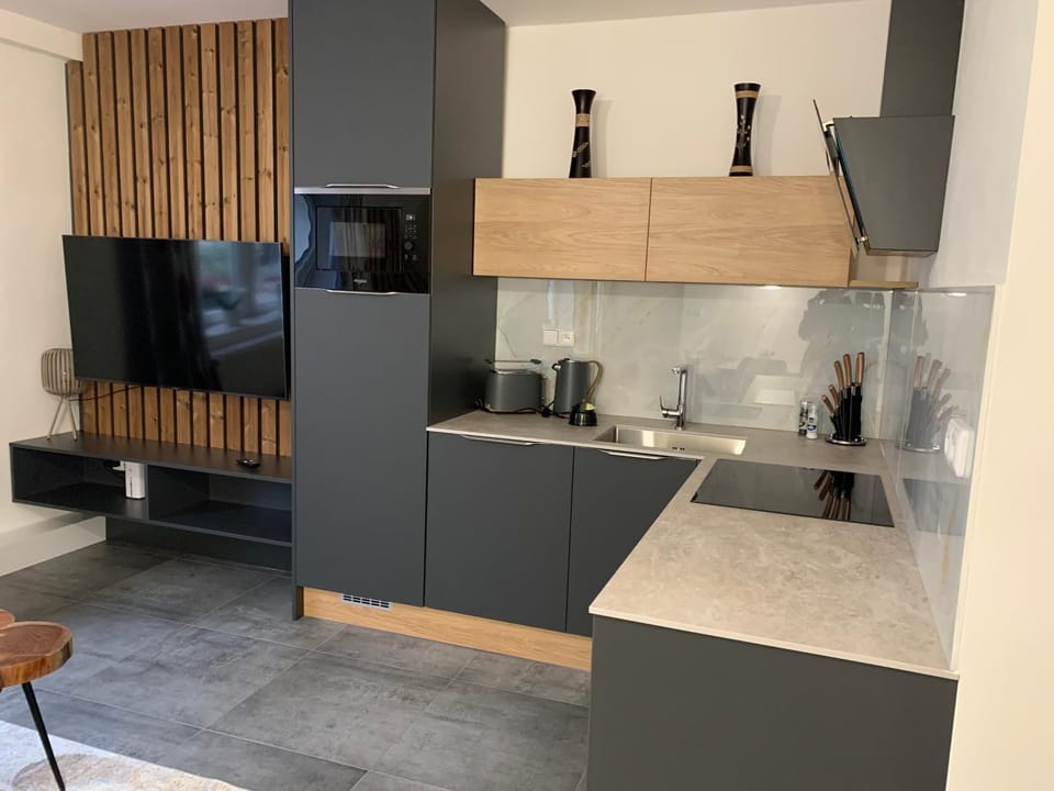 Coffee/tea facilities, Kitchen or kitchenette, stove